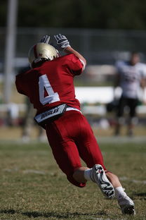 米兰app-英超球队边路防守压迫与对手传中成功率之间的对比研究,英超顶级边后卫